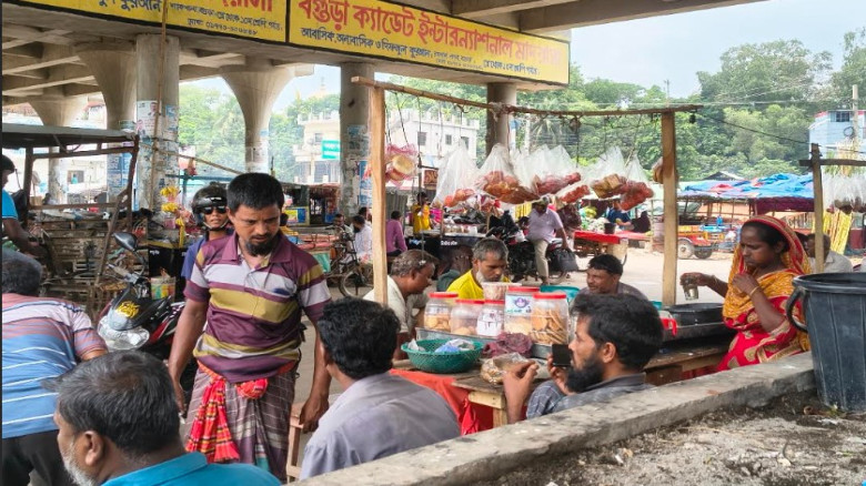 বগুড়ার মহাস্থান ফুটওভার ব্রিজের নিচে অবৈধ দখলদারিত্বঃ চরম ভোগান্তিতে পথচারী ও যানবাহন চালকেরা
